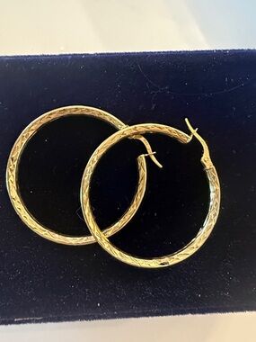 14k gold diamond cut design Hoop Earrings - Textured Finish
